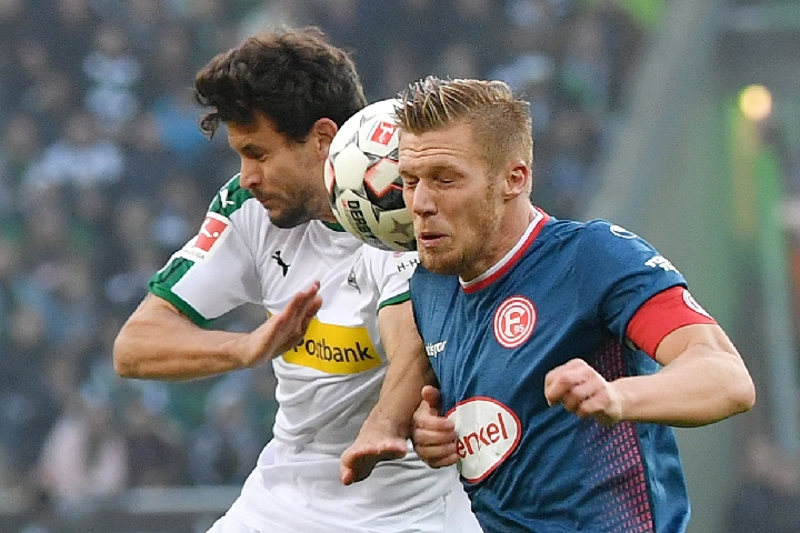 通过积极的 通过积极的